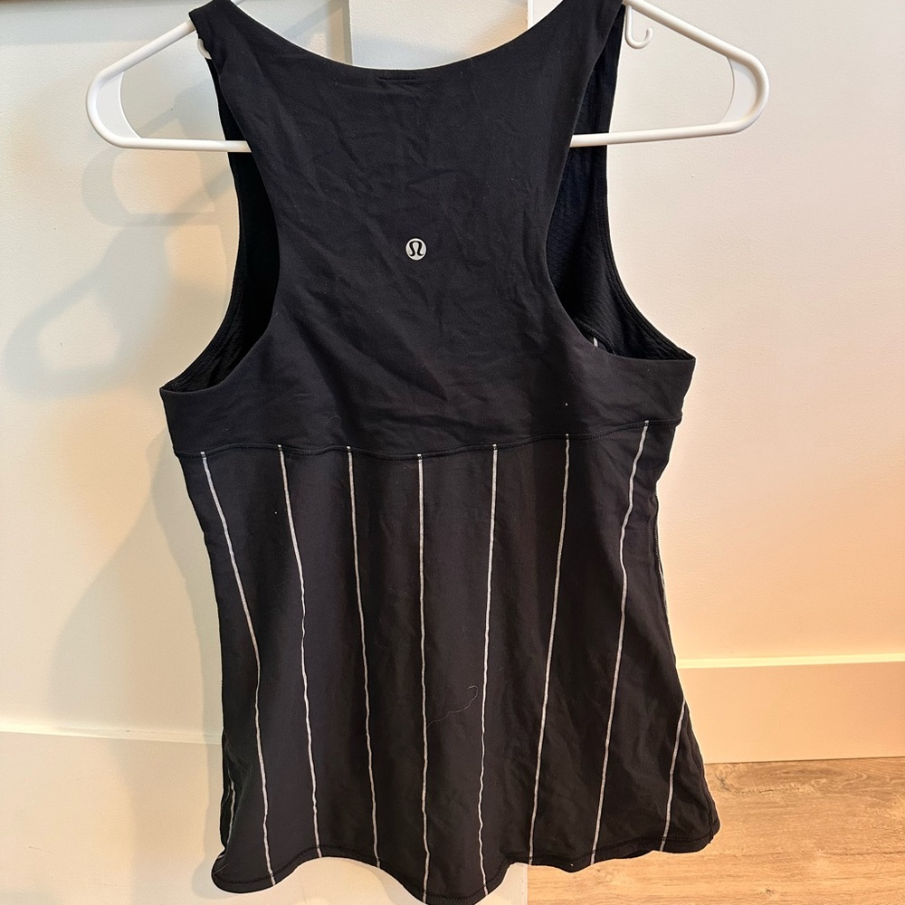 Lululemon on black tank. I believe be this is a 6 or 8 but can’t find the size.